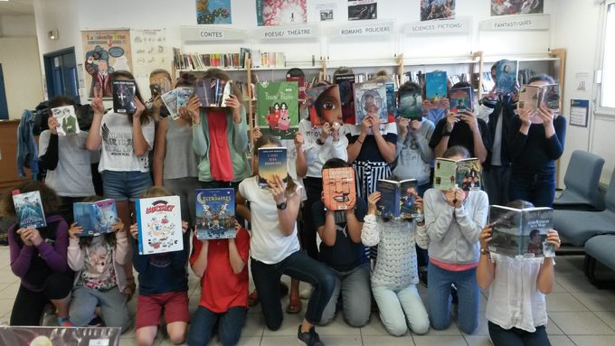 Photo de groupe des élèves du club "Mille et 1 livres"